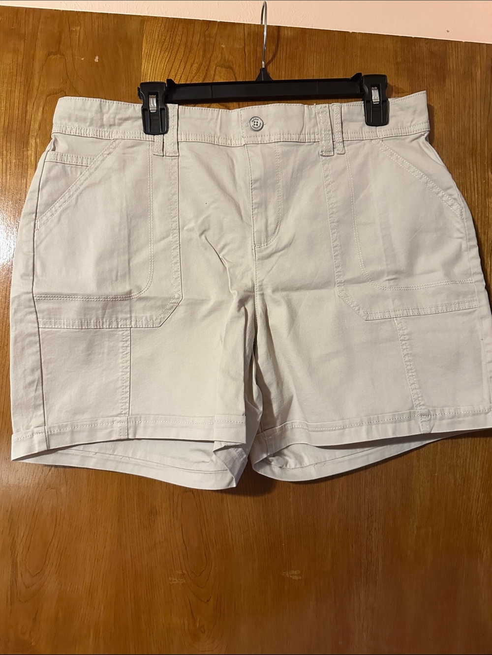 Gloria Vanderbilt Light Cream Cargo Shorts